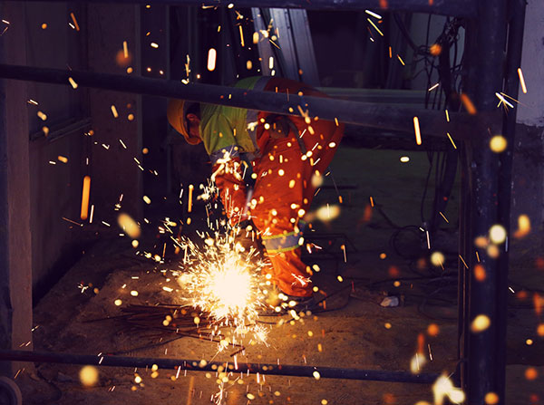 steel-erector-welding-building